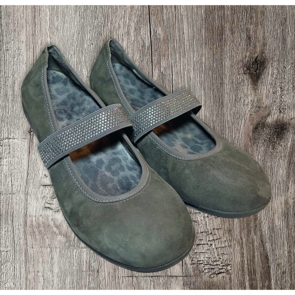 Vionic women’s gray suede comfort shoes.‎ Size 8.5
